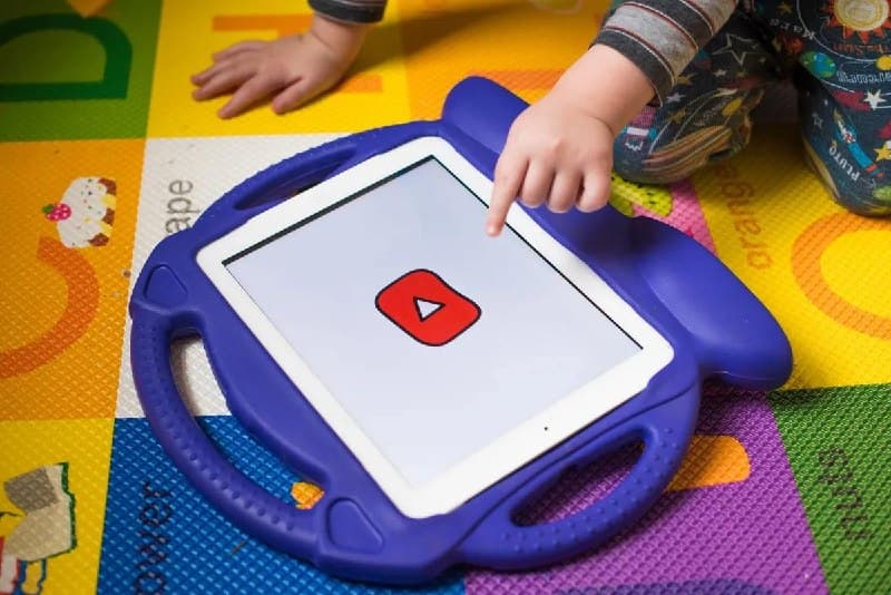 Эксперты требуют запрета ИИ-видео для детей на YouTube